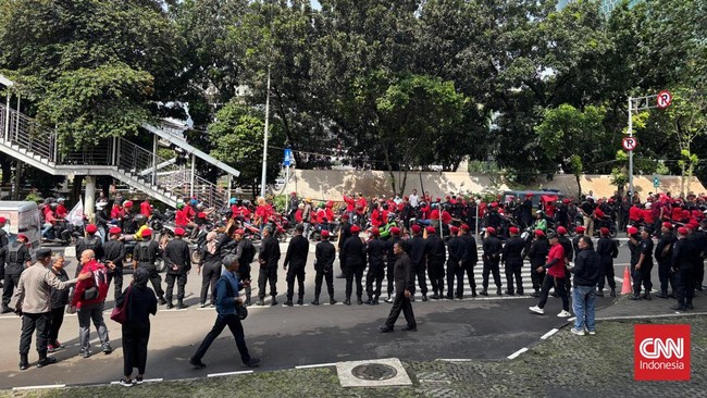 Ratusan simpatisan PDIP menggeruduk Gedung KPK bersamaan dengan agenda pemeriksaan Sekretaris Jenderal PDIP Hasto Kristiyanto sebagai tersangka, Kamis (20/2).