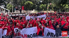 Ratusan Simpatisan PDIP 'Merahkan' KPK saat Hasto Diperiksa