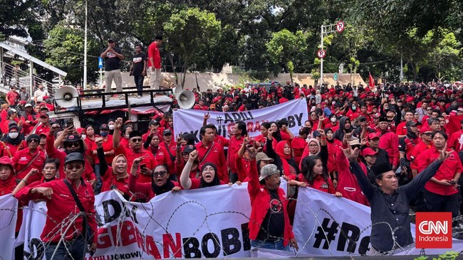 Ratusan simpatisan PDIP menggeruduk Gedung Merah Putih KPK bersamaan dengan agenda pemeriksaan Sekjen PDIP Hasto Kristiyanto sebagai tersangka, Kamis (20/2).