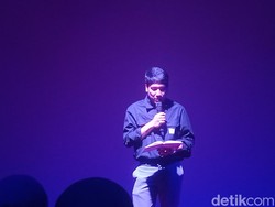 Momen Desta Tahan Tangis Baca Puisi di Acara Perilisan Buku Natasha Rizki