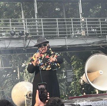 Aksi Ibu-Ibu di Demo Indonesia Gelap: Bagi-bagi Makanan Gratis hingga Ikut Orasi