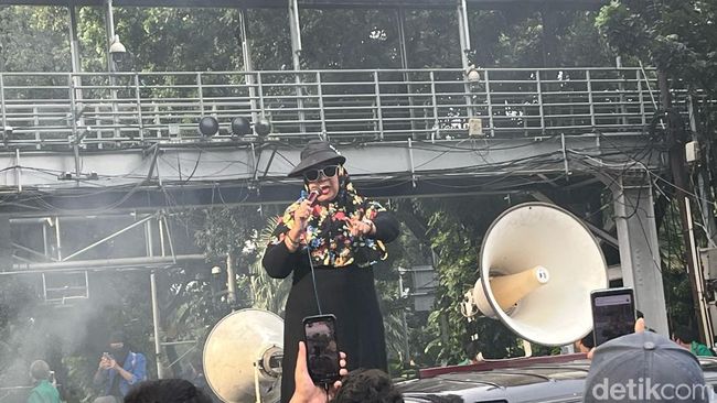 Aksi Ibu-Ibu di Demo Indonesia Gelap: Bagi-bagi Makanan Gratis hingga Ikut Orasi