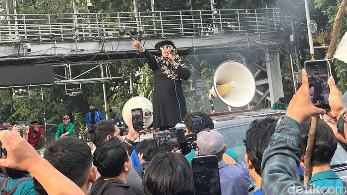 Emak-emak berorasi di demo 'Indonesia Gelap' 20 Februari 2025. (Rumondang Naibaho/detikcom)
