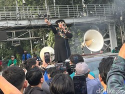 Emak-emak Orasi di Demo Indonesia Gelap: Mahasiswa, Aku Ibu Kandungmu!