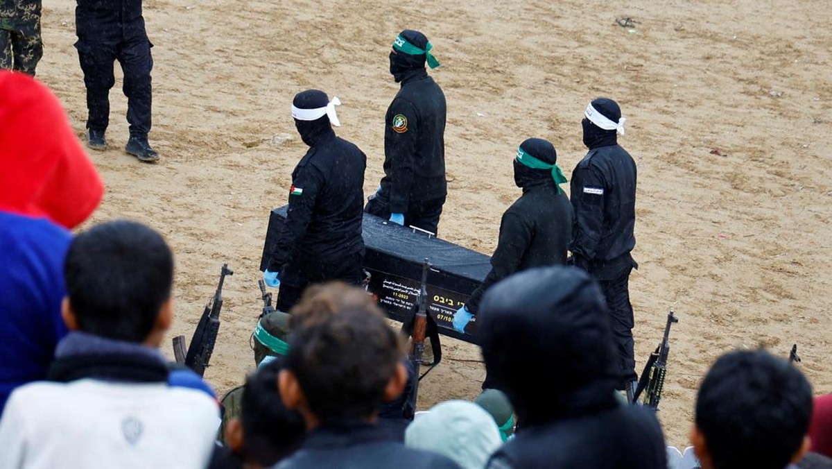 FOTO: Hamas Serahkan 4 Jenazah Sandera Israel