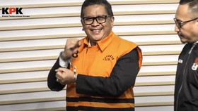 Hasto Kepalkan Tangan dan Teriak 'Merdeka' Saat Ditahan KPK