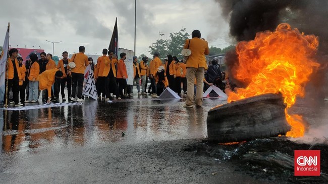 Aksi 'Indonesia Gelap' yang kembali digelar di Makassar, Sulawesi Selatan menuntut Prabowo mengavulasi kebijakan tak beprihak ke rakyat.