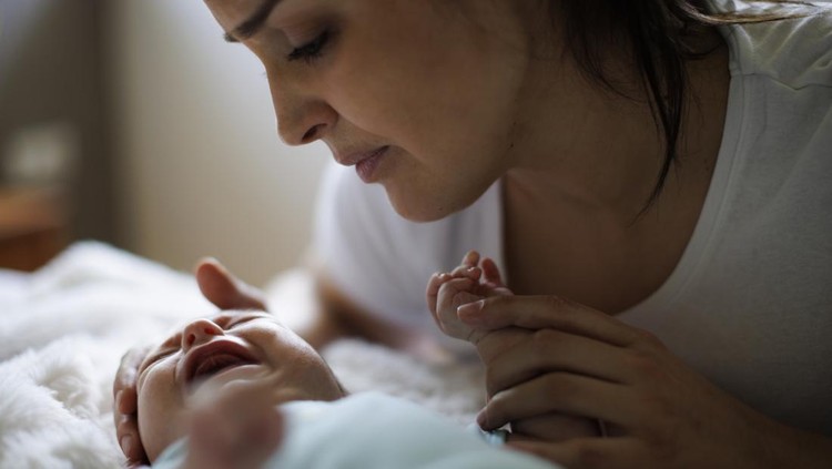 Ibu sedih Mother and crying newborn baby