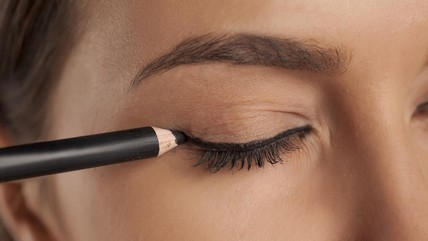 10 Rekomendasi Eyeliner Pensil Terbaik, Waterproof dan Tahan Lama