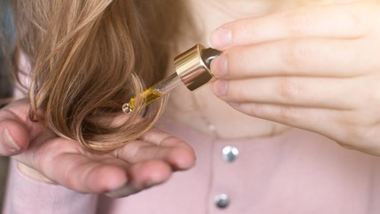 10 Rekomendasi Serum Rambut Rontok hingga Penumbuh Rambut Terbaik