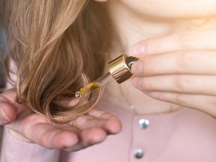 10 Rekomendasi Serum Rambut Rontok hingga Penumbuh Rambut Terbaik