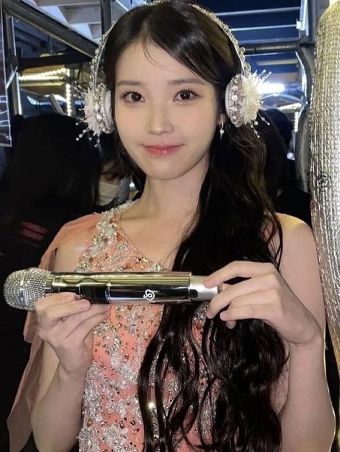 IU merupakan penyanyi sekaligus aktris asal Korea Selatan yang memiliki nama asli Lee Ji Eun./ foto: instagram.com/dlwlrma