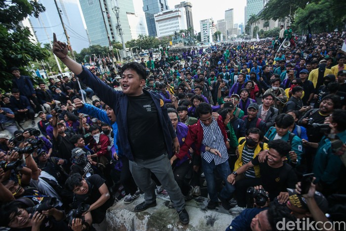 Suasana aksi bertajuk 'Indonesia Gelap' di Patung Kuda, Jakarta, sempat memanas, Kamis (20/2/2025). Massa aksi merobohkan beton pembatas hingga merusak kawat berduri.