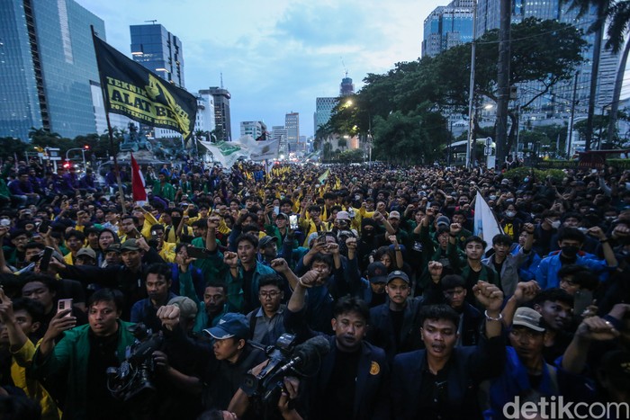 Suasana aksi bertajuk 'Indonesia Gelap' di Patung Kuda, Jakarta, sempat memanas, Kamis (20/2/2025). Massa aksi merobohkan beton pembatas hingga merusak kawat berduri.