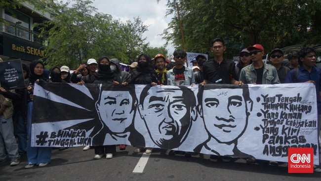 Massa Aliansi Jogja Memanggil yang juga dihadiri Wibu unjuk rasa bertajuk #BersamaRakyat mengkritik rezim Prabowo-Gibran.