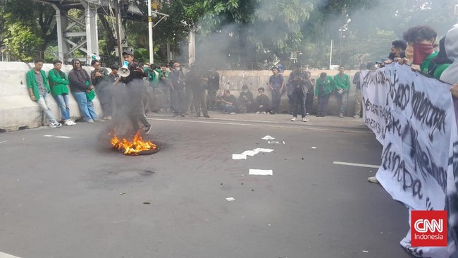 Puluhan mahasiswa mulai berdatangan ke Patung Kuda, Jakarta Pusat, untuk melakukan aksi protes terhadap pemerintahan Prabowo-Gibran, Kamis (20/2) sore.