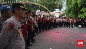 Massa Aksi 'Jogja Memanggil' Lempari Gedung Agung dengan Cat