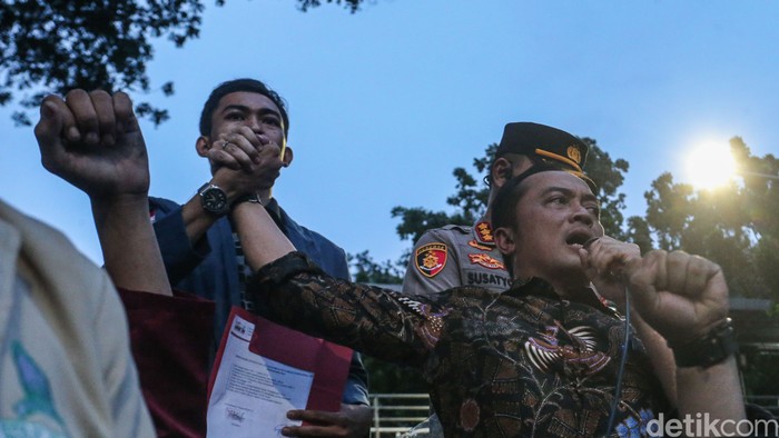 Menteri Sekretaris Negara (Mensesneg) Prasetyo Hadi menaiki mobil komando milik mahasiswa dalam aksi Indonesia Gelap di Patung Kuda, Jakarta, Kamis (20/2/2025).