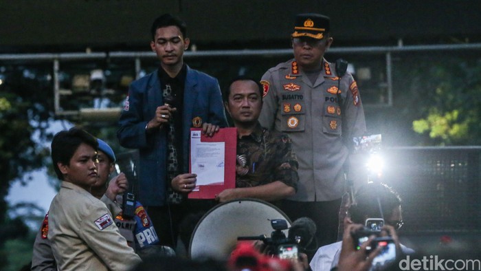 Menteri Sekretaris Negara (Mensesneg) Prasetyo Hadi menaiki mobil komando milik mahasiswa dalam aksi Indonesia Gelap di Patung Kuda, Jakarta, Kamis (20/2/2025).