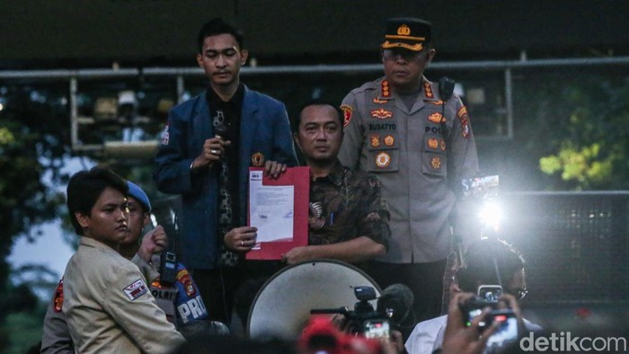 Menteri Sekretaris Negara (Mensesneg) Prasetyo Hadi menaiki mobil komando milik mahasiswa dalam aksi Indonesia Gelap di Patung Kuda, Jakarta, Kamis (20/2/2025).