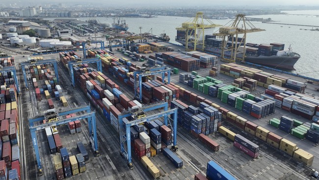 PT Pelindo Terminal Petikemas mencatat pertumbuhan arus peti kemas sebesar 15 persen sepanjang 2024 dibandingkan dengan tahun sebelumnya.
