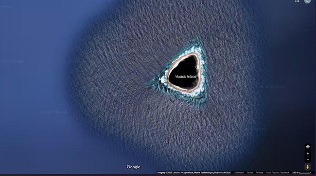 Citra satelit memperlihatkan 'lubang hitam' di tengah Samudra Pasifik, ternyata gambar ini berupa pulau tak berpenghuni yang tertutup pepohonan lebat.