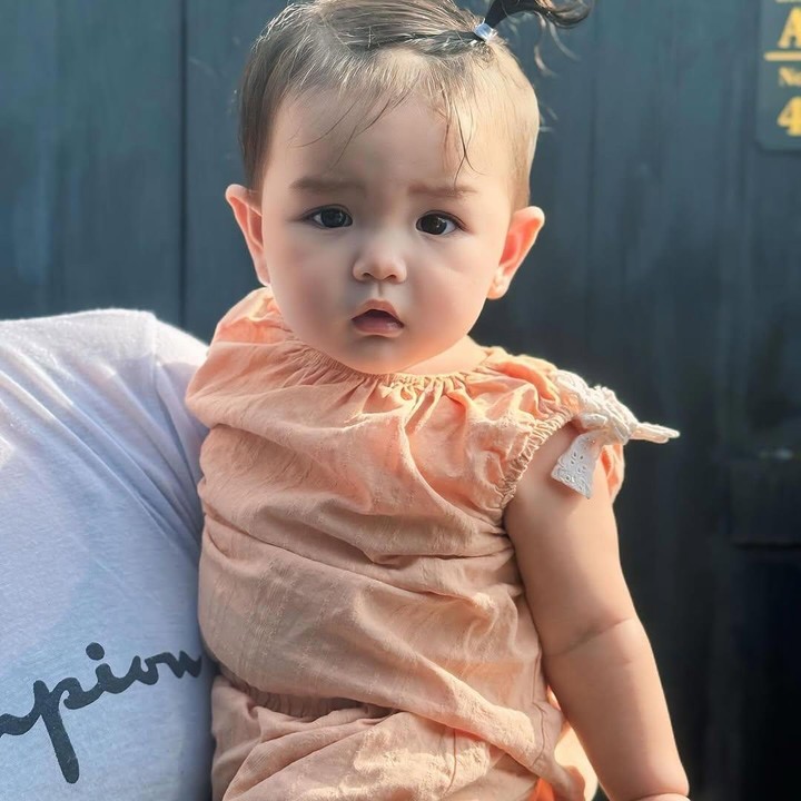 <p>Meski masih kecil, Baby Luv semakin tampil menggemaskan. Tidak hanya itu, dirinya kerap terlihat mengenakan pakaian yang <em>fashionable</em>. (Foto: Instagram: @tengkudewiputri_tdp)</p>