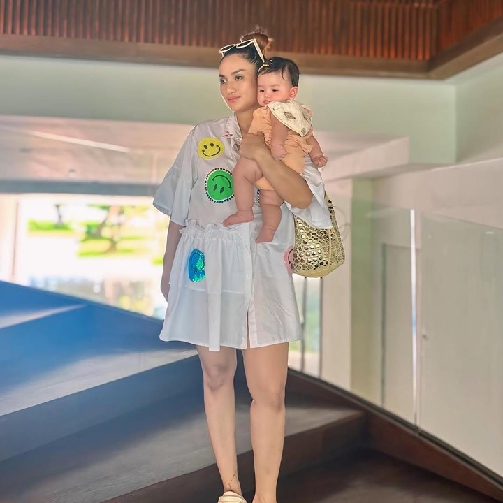 <p>"<em>MasyaAllah</em>, cantiknya anaknya Mbak Tengku Dewi," kata seorang netizen dengan menyisipkan emotikon hati. "Boneka hidup ini, <em>masyaAllah</em>," tutur netizen lainnya. (Foto: Instagram: @tengkudewiputri_tdp)</p>