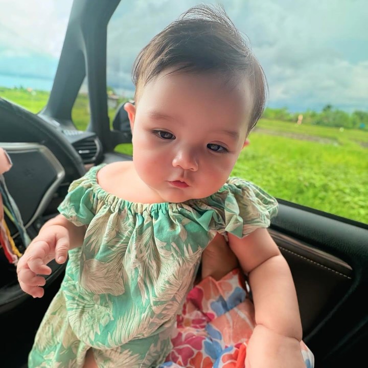 <p>Banyak netizen yang menyebut Baby Luv semakin bertambah cantik. Mereka pun mengatakan Si Kecil sangat mirip dengan boneka, Bunda. (Foto: Instagram: @tengkudewiputri_tdp)</p>
