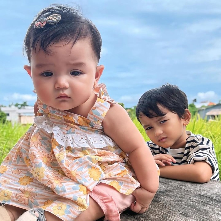 <p>Pada kesempatan lainnya, Baby Luv tampil dengan <em>dress</em> kuning bermotif bunga. Kali ini, ia menggunakan jepitan di rambutnya. (Foto: Instagram: @tengkudewiputri_tdp)</p>
