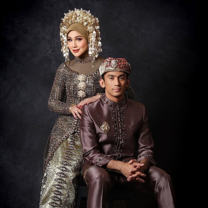 <p>Daffa yang kini berkarier sebagai aktor memiliki darah Minang dan Bugis yang mengalir dari kedua orang tuanya. Diketahui bahwa sang kakek adalah TNI yang lahir di Pariaman, sementara kakek dari Ayahnya lahir di Bukittinggi. (Foto: Instagram: @marinizumarnisreal)</p>