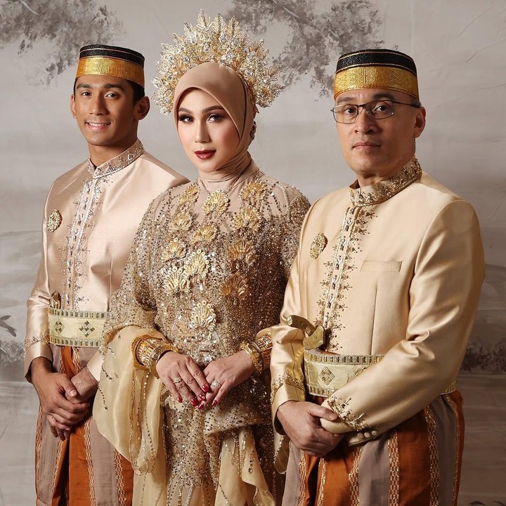 <p>Banyak netizen yang memuji ketampanan Daffa nih, Bunda. Tidak sedikit pula yang menyebut wajah Daffa adalah perpaduan sempurna dari kedua orang tuanya. "Daffa mirip Papa dan Mamanya, <em>MasyaAllah</em> cakep semua. Saleh, pintar dan baik, semoga bahagia selalu," ungkap seorang netizen. "Gantengnya <em>@daffawardhana,</em> semoga selalu sehat dan selalu dalam keberkahan Allah," kata netizen lainnya. (Foto: Instagram: @marinizumarnisreal)</p>