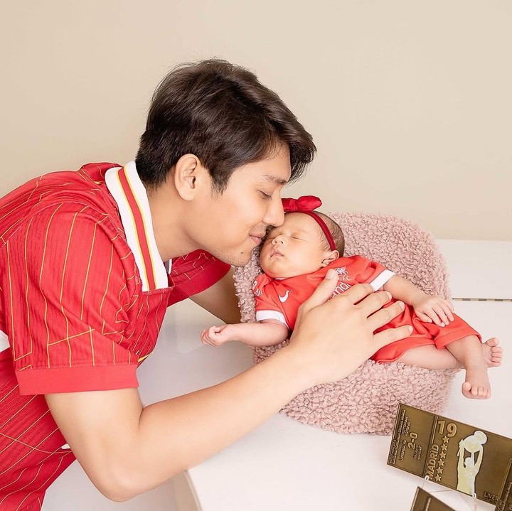 <p>"<em>MasyaAllah</em> gemas banget adik Leshia lucu, santuy saja mirip boneka," ungkap seorang netizen. "<em>MasyaAllah</em>, boneka dari mana itu lucu sekali," tutur netizen lainnya dengan menyisipkan emotikon hati. (Foto: Instagram: @rizkybillar)</p>