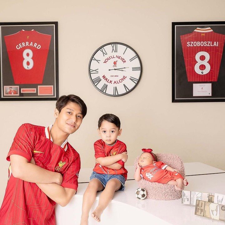 <p>Leshia juga berkesempatan berpose bersama sang Ayah serta kakaknya mengenakan seragam klub bola Liverpool, Bunda. Potret ini pun berhasil menarik perhatian netizen dan menyebut Leshia sangat mirip dengan boneka. (Foto: Instagram: @rizkybillar)</p>