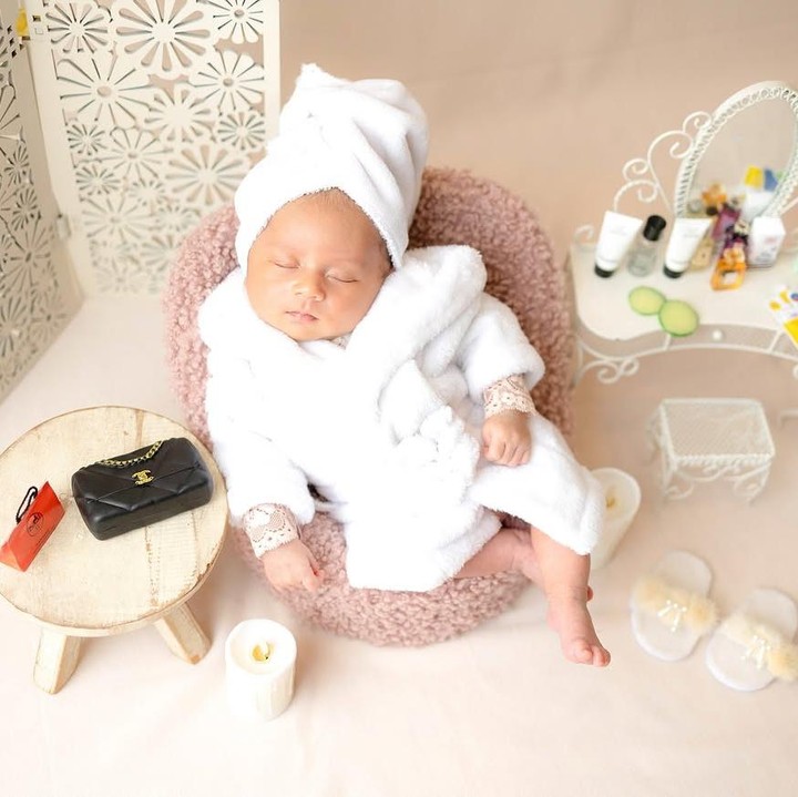 <p>Beberapa waktu lalu, Baby Leshia turut melakukan sesi <em>newborn photoshoot</em> nih, Bunda. Pada salah satu tema, Leshia tampil menggemaskan dengan pakaian mandi. (Foto: Instagram: @leshiativana)</p>