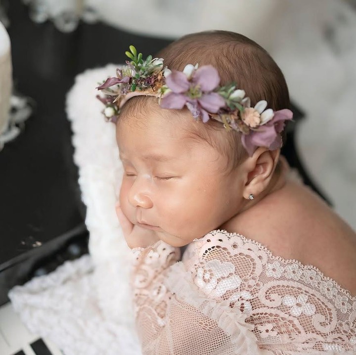 <p>Selain itu, Leshia juga tampil cantik dengan <em>dress peach</em> dan tertidur di atas sebuah piano. Gemas banget ya, Bunda! (Foto: Instagram: @leshiativana)</p>