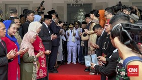 Ahok dan Anies Sambut Kedatangan Pramono-Rano di Balai Kota