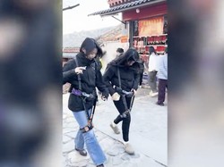Kaki Jadi Agar-agar, Robot Bantu Turis Daki Gunung Paling Berat di China
