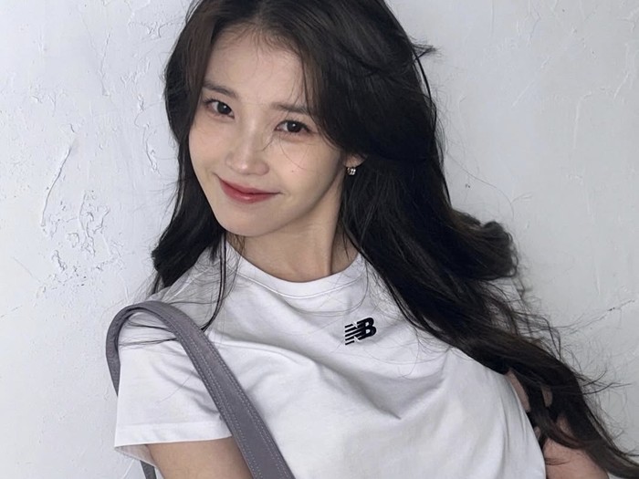 Sejak saat itu, IU aktif sebagai penyanyi solo sekaligus aktris. Ia juga membintangi sejumlah drama populer seperti 'Moon Lovers' dan 'Hotel del Luna' sebagai pemeran utama./ foto: instagram.com/dlwlrma