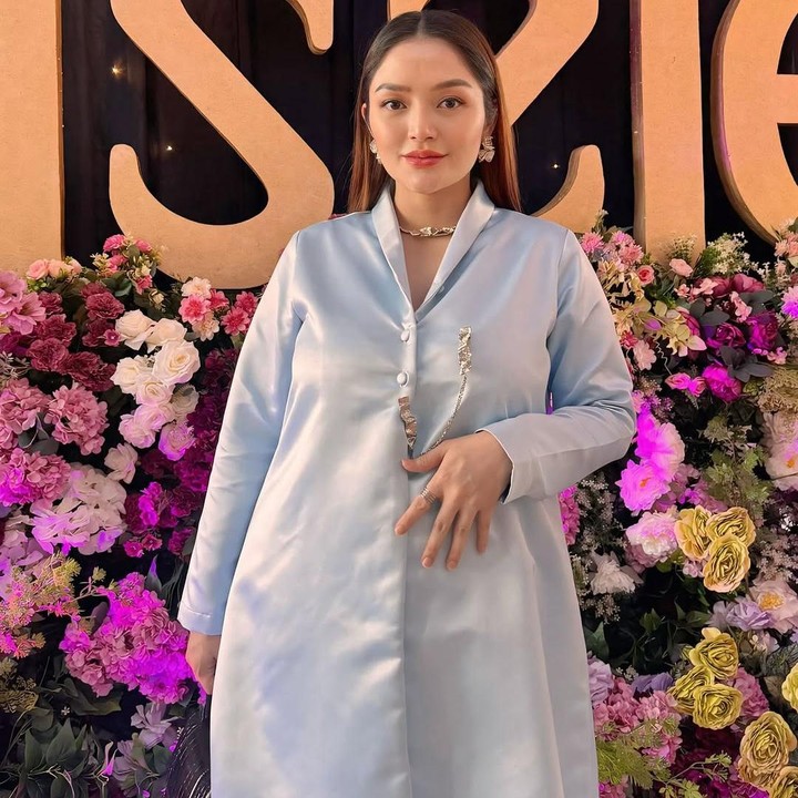 <p>Penyanyi dangdut Siti Badriah sebentar lagi melahirkan anak keduanya, Bunda. Di tengah kesibukan menyiapkan persalinan, Siti masih aktif melakukan kegiatan di luar rumah. Belum lama ini, ia menghadiri acara yang diadakan dokter ternama, dr. Cissie Nugraha MSc., MARS. (Foto: Instagram @sitibadriahh)</p>