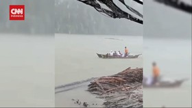 VIDEO: Bertaruh Nyawa Demi Mengejar Ilmu di Sekolah