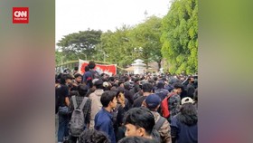 VIDEO: Aksi #BersamaRakyat di Yogyakarta Dukung Band Punk Sukatani