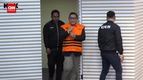 VIDEO: Kepalan Tangan Hasto saat Ditahan KPK