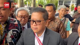 VIDEO: Massa PDIP Iringi Sekjen Hasto di Gedung KPK