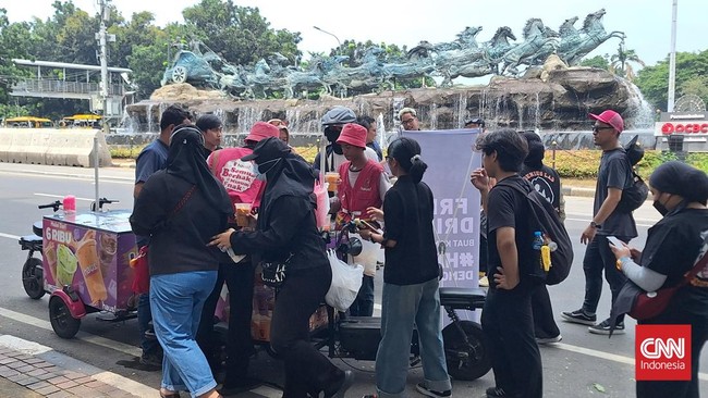 Sekitar 15 gerobak kopi keliling gratis disiapkan oleh relawan untuk massa aksi Indonesia Gelap di Patung Kuda, Jakarta Pusat pada Jumat (21/2).