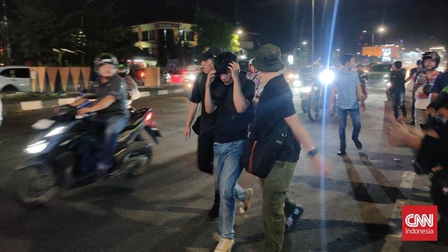 Polisi mengamankan empat orang diduga provokator yang bersembunyi di dalam kampus Universitas Negeri Makassar saat terlibat bentrok di aksi Indonesia Gelap.