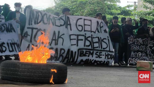 Sekitar ratusan massa aksi Indonesia Gelap telah memadati Jalan AP Pettarani, Makassar, Sulawesi Selatan, Jumat (21/2) siang.