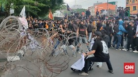 Memanas, Massa Indonesia Gelap Tarik Kawat Berduri Bongkar Barikade
