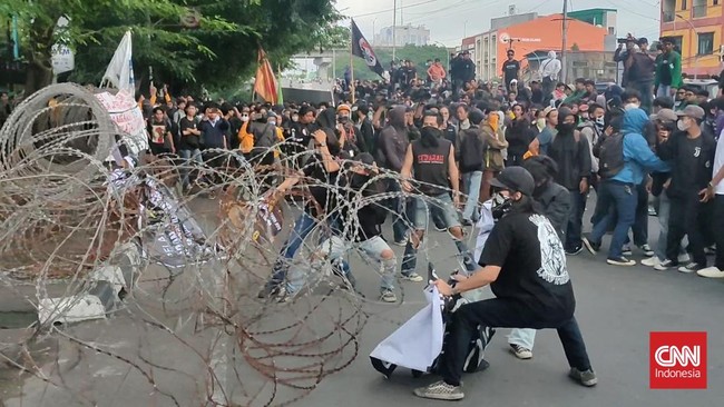 Aksi memanas, massa Indonesia Gelap di Makassar membakar ban bekas dan menarik kawat berduri.