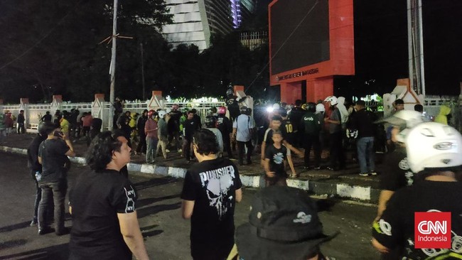 Aksi Indonesia Gelap di Makassar masih berlanjut sampai malam ini. Massa dan polisi terlibat saling balas lemparan molotov dan gas air mata.